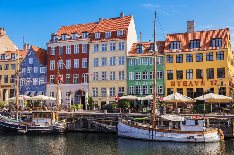Nyhavn in Kopenhagen mit bunten Häusern und Booten